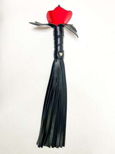 Черная кожаная плеть с красной лаковой розой в рукояти - 40 см. фото 2