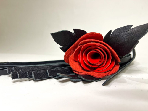 Черная кожаная плеть с красной лаковой розой в рукояти - 40 см. фото 3
