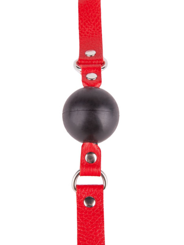 Чёрный кляп-шар с красным ремешком фото 4