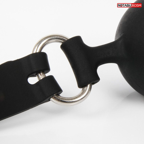 Черный силиконовый кляп-шарик с отверстиями на регулируемом ремешке фото 6