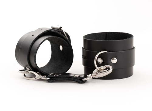 Черные кожаные наручники со сцепкой фото 3