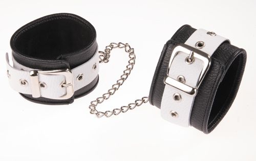 Черно-белые оковы на ноги Черно-белые оковы на ноги