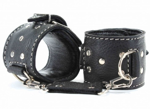Чёрные кожаные оковы с крупной строчкой Чёрные кожаные оковы с крупной строчкой