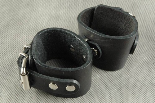 Узкие наручники с застежкой на ремне фото 2