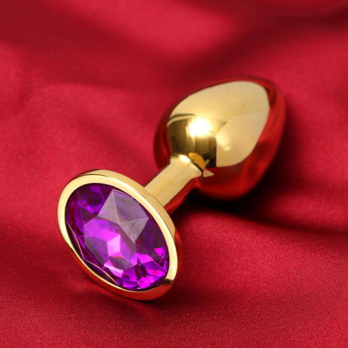Золотистая анальная пробка с фиолетовым кристаллом фото 2