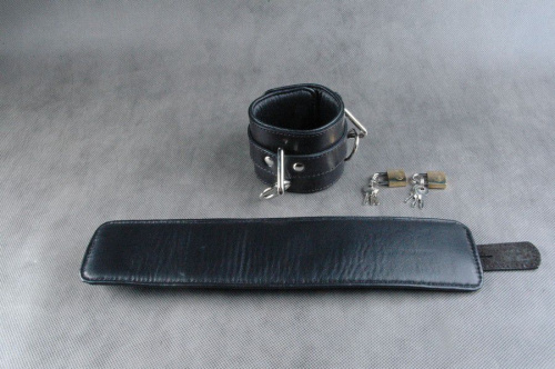 Чёрные кожаные подвёрнутые наручники фото 3