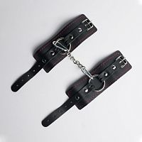 Черные кожаные наручники с красной строчкой