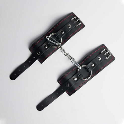 Черные кожаные наручники с красной строчкой Черные кожаные наручники с красной строчкой