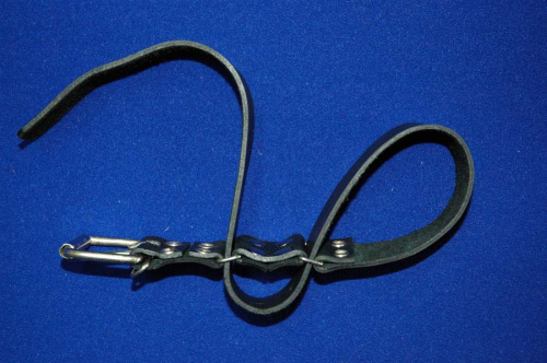 Чёрная ременная фиксация для рук  Быстро и надежно