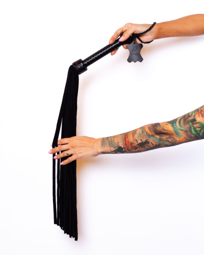 Черный флоггер Scandal из натуральной кожи с замшевыми хвостами - 75 см. фото 3 Черный флоггер Scandal из натуральной кожи с замшевыми хвостами - 75 см. фото 3