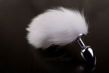 Серебристая анальная пробка с пушистым белым хвостом - 6 см.
