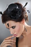 Чёрная шляпка с крупным цветком