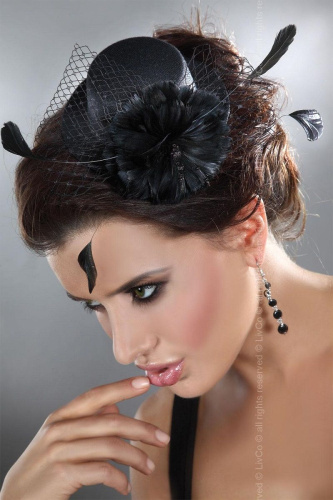 Чёрная шляпка с крупным цветком