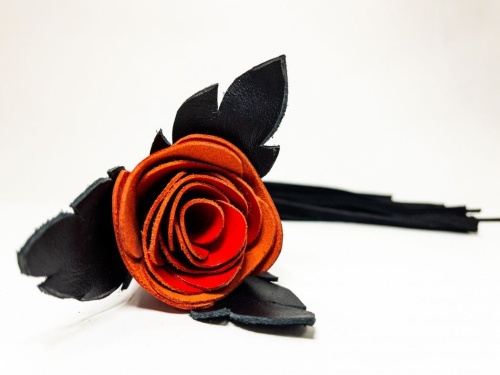 Черная замшевая плеть с красной лаковой розой в рукояти - 40 см. фото 3