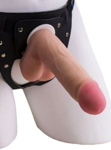 Страпон в подарочной упаковке: трусики с плугом и фаллоимитатор-насадка - 16 см. Страпон в подарочной упаковке: трусики с плугом и фаллоимитатор-насадка - 16 см.