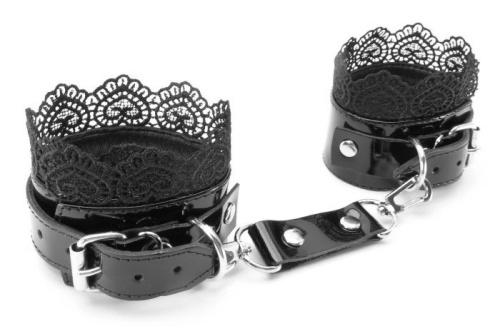 Изысканные чёрные наручники с кружевом фото 2