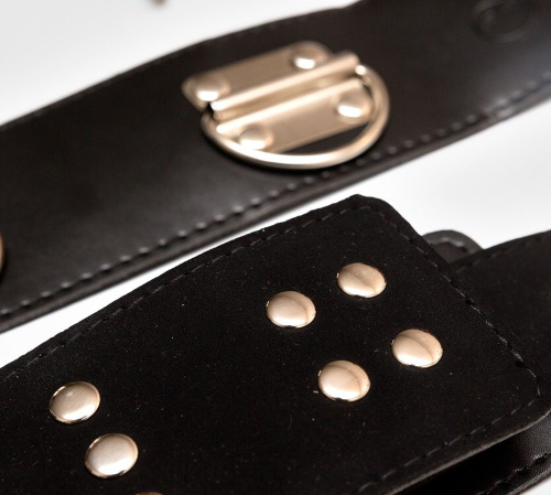 Фиксация БДСМ: наручники, пристёгнутые к ошейнику фото 2