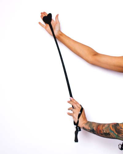 Черный стек Scandal из натуральной кожи с хлопушкой в форме сердца - 70 см. фото 2 Черный стек Scandal из натуральной кожи с хлопушкой в форме сердца - 70 см. фото 2