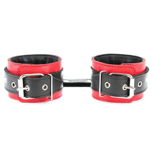 Красные наручники с чёрными проклёпанными ремешками с пряжкой фото 3