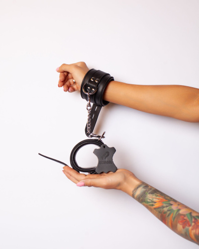 Черные наручники Scandal из натуральной кожи со стальной цепочкой фото 2 Черные наручники Scandal из натуральной кожи со стальной цепочкой фото 2