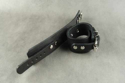 Узкие наручники с застежкой на ремне фото 3
