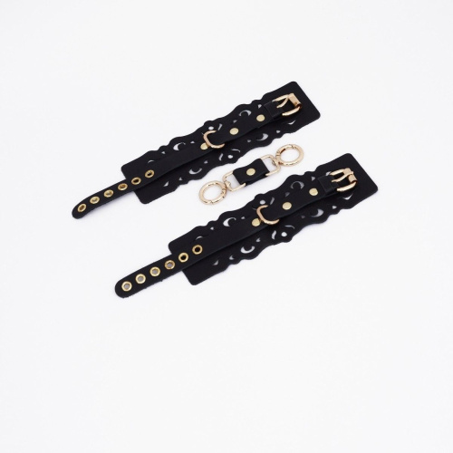 Черные кожаные наручники с узорами и золотистой фурнитурой Черные кожаные наручники с узорами и золотистой фурнитурой