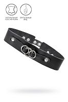 Черный чокер-ошейник со связанными кольцами на подложке