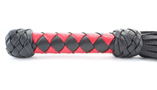 Черно-красная плеть с плетеной ручкой с ромбовидным узором - 45 см. фото 3