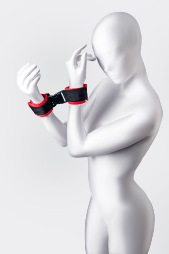 Красно-черные велюровые наручники Anonymo фото 3 Красно-черные велюровые наручники Anonymo фото 3