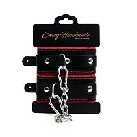 Черные наручники с красной подкладкой, строчками и скругленными ремешками