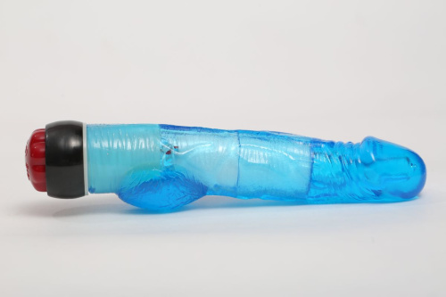 Голубой вибратор-реалистик с мошонкой и подсветкой - 21,5 см. фото 2
