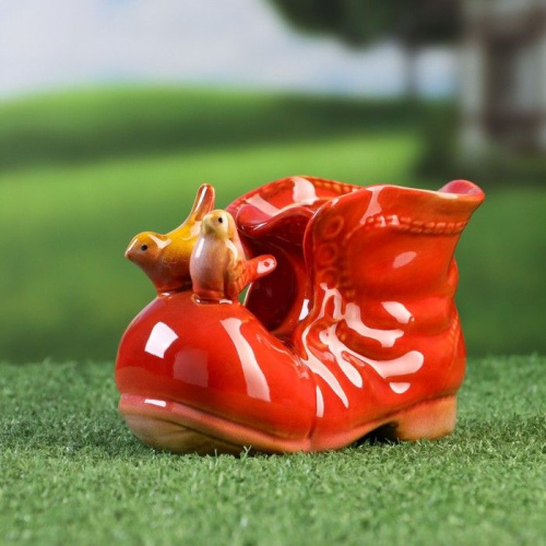 Красное керамическое кашпо в виде ботинка с птичками фото 3