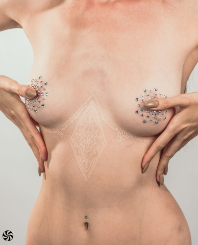 Наклейки на грудь Rowland фото 2