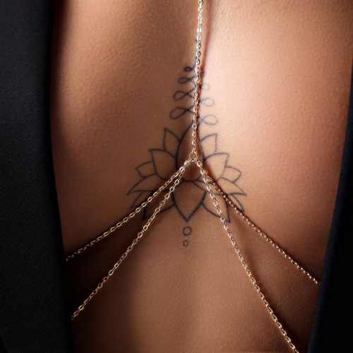 Оригинальная золотистая цепочка на грудь фото 2