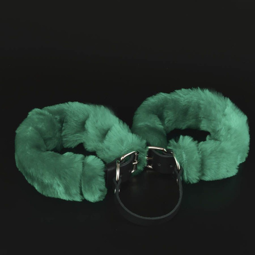 Черные кожаные наручники со съемной зеленой опушкой фото 2