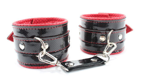 Чёрно-красные лаковые перфорированные наручники фото 3