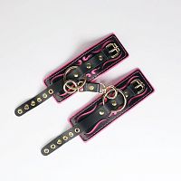 Черные кожаные наручники с розовой строчкой