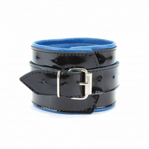 Чёрные лаковые наручники с синим подкладом фото 4