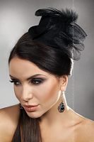 Чёрная шляпка с украшением из сетки