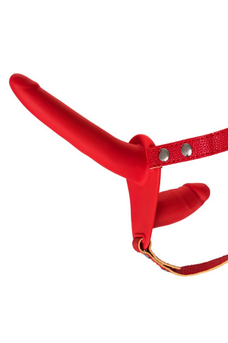 Красный страпон на ремнях с вагинальной пробкой - 15 см. фото 4