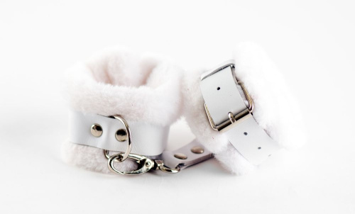 Белые кожаные наручники с нежным мехом фото 3