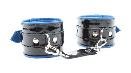 Чёрные лаковые наручники с синим подкладом фото 2