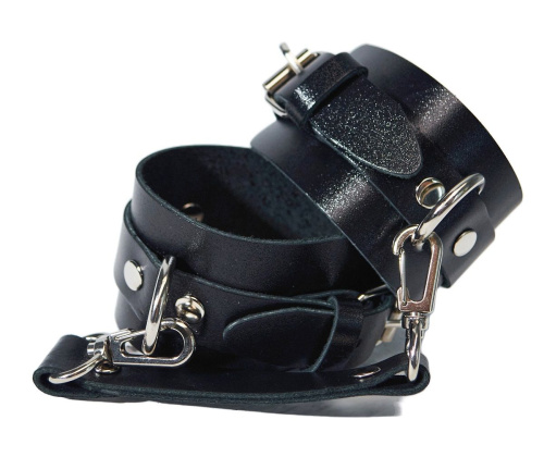 Черные кожаные наручники с соединением на карабинах фото 5
