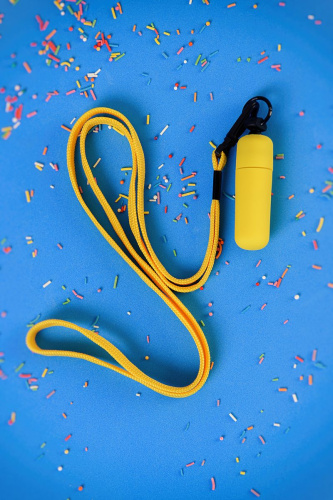 Желтая вибропуля на ремешке - 5,5 см. фото 5