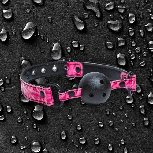 Розовый виниловый кляп SINFUL BALL GAG фото 2 Розовый виниловый кляп SINFUL BALL GAG фото 2