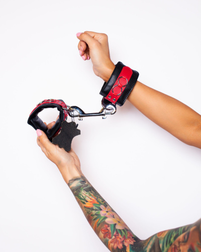 Черно-красные наручники Scandal из натуральной кожи со стальным соединителем фото 2