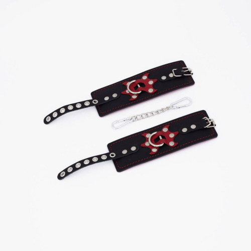 Черные кожаные наручники с красным декором и строчкой Черные кожаные наручники с красным декором и строчкой
