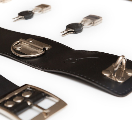 Фиксация БДСМ: наручники, пристёгнутые к ошейнику фото 6