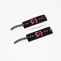 Черные кожаные наручники с красным декором и строчкой