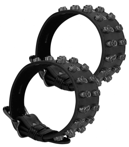 Черные оковы с заклепками в виде черепов Черные оковы с заклепками в виде черепов